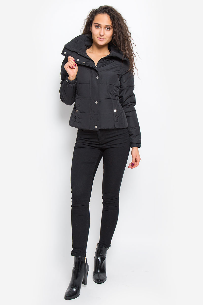 Куртка женская Vero Moda, цвет: черный. 10157838. Размер L (46)10157838_Black Куртка женская Vero Moda, цвет: черный. 10157838. Размер L (46)10157838_BlackСтильная женская куртка Vero Moda выполнена из 100% полиэстера. Подкладка и наполнитель тоже выполнены из полиэстера. Такая модель отлично подойдет для прохладной погоды.Куртка с воротником-стойкой и длинными рукавами застегивается на застежку-молнию, которая прикрыта ветрозащитной планкой на кнопках. Спереди модель дополнена двумя прорезными карманами с клапанами на кнопках. Манжеты рукавов на резинках и оформлены декоративными кнопками. Очень комфортная и стильная куртка будет прекрасным выбором для повседневной носки и подчеркнет вашу индивидуальность.