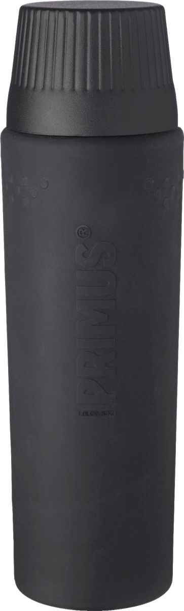 Термос Primus TrailBreak EX Vacuum Bottle, цвет: серый, 1 л737952 Термос Primus TrailBreak EX Vacuum Bottle, цвет: серый, 1 л737952Термос из новой коллекции экспедиционных термосов шведской компании Primus. Его главные достоинства - надежность, эффективность, функциональность и стильный дизайн. Термос сделан из высокопрочной нержавеющей стали (двустенный - вакуумная технология) и оснащен силиконовым рукавом, защищающим руки от прикосновения к металлу на холоде (морозе). Кроме того, силикон препятствует случайному выскальзыванию термоса из рук. Крышка также имеет двойные стенки и изготовлена из нержавеющей стали, поэтому напиток в ней дольше сохраняет заданную температуру. Термос комплектуется двумя пластиковыми пробками: стандартной и с системой ClickClose (для наливания напитка необходимо просто повернуть крышку).Благодаря конусовидной форме термос легче размещать в рюкзаке или сумке. Объем термоса: 1000 мл.