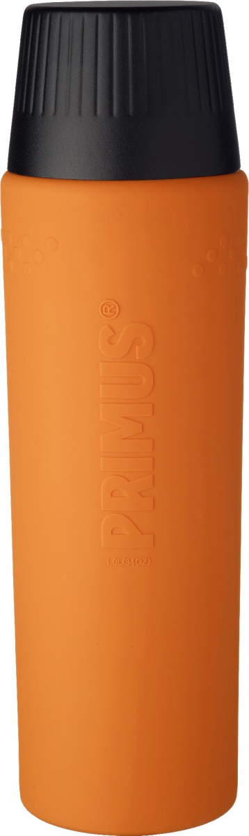 Термос Primus TrailBreak EX Vacuum Bottle, цвет: оранжевый, 1 л737954 Термос Primus TrailBreak EX Vacuum Bottle, цвет: оранжевый, 1 л737954Термос из новой коллекции экспедиционных термосов шведской компании Primus. Его главные достоинства - надежность, эффективность, функциональность и стильный дизайн. Термос сделан из высокопрочной нержавеющей стали (двустенный - вакуумная технология) и оснащен силиконовым рукавом, защищающим руки от прикосновения к металлу на холоде (морозе). Кроме того, силикон препятствует случайному выскальзыванию термоса из рук. Крышка также имеет двойные стенки и изготовлена из нержавеющей стали, поэтому напиток в ней дольше сохраняет заданную температуру. Термос комплектуется двумя пластиковыми пробками: стандартной и с системой ClickClose (для наливания напитка необходимо просто повернуть крышку).Благодаря конусовидной форме термос легче размещать в рюкзаке или сумке. Объем термоса: 1000 мл.