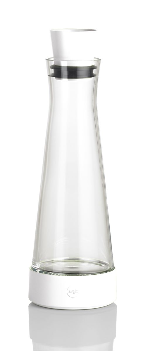 Графин Emsa Flow Slim, с термоэлементом, цвет: белый, 1 л515475 Графин Emsa Flow Slim, с термоэлементом, цвет: белый, 1 л515475Графин Emsa Flow Slim с охладительной подставкой, изготовлен и высококачественной комбинации стекла и пластика. В подставке установлен уникальный аккумулятор холода, благодаря которому, напиток остается холодным до 4 часов. Пробка-дозатор оснащена автоматически закрывающимся клапаном. Графин вмещается во все ходовые дверные полки холодильника. Можно мыть в посудомоечной машине.