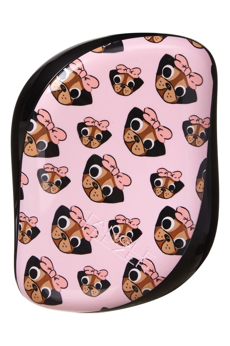Tangle Teezer Расческа для волос Compact Styler Pug Print370121 Tangle Teezer Расческа для волос Compact Styler Pug Print370121Элегантная расческа Tangle Teezer Compact Styler - это профессиональный уход между делом. Расческа имеет удобный чехол и позволяет быстрораспутать волосы, уложить их и придать прическе завершающий штрих.Двухуровневая система зубчиков позволяет одновременно расчесывать и приглаживать волосы, придавая им роскошный блеск. Вы сможетелегко добавить объем своей прическе, волосы будут легкими и послушными. Есть пара секунд и расческа Tangle Teezer Compact Styler? Вашаприческа будет в идеальном порядке!