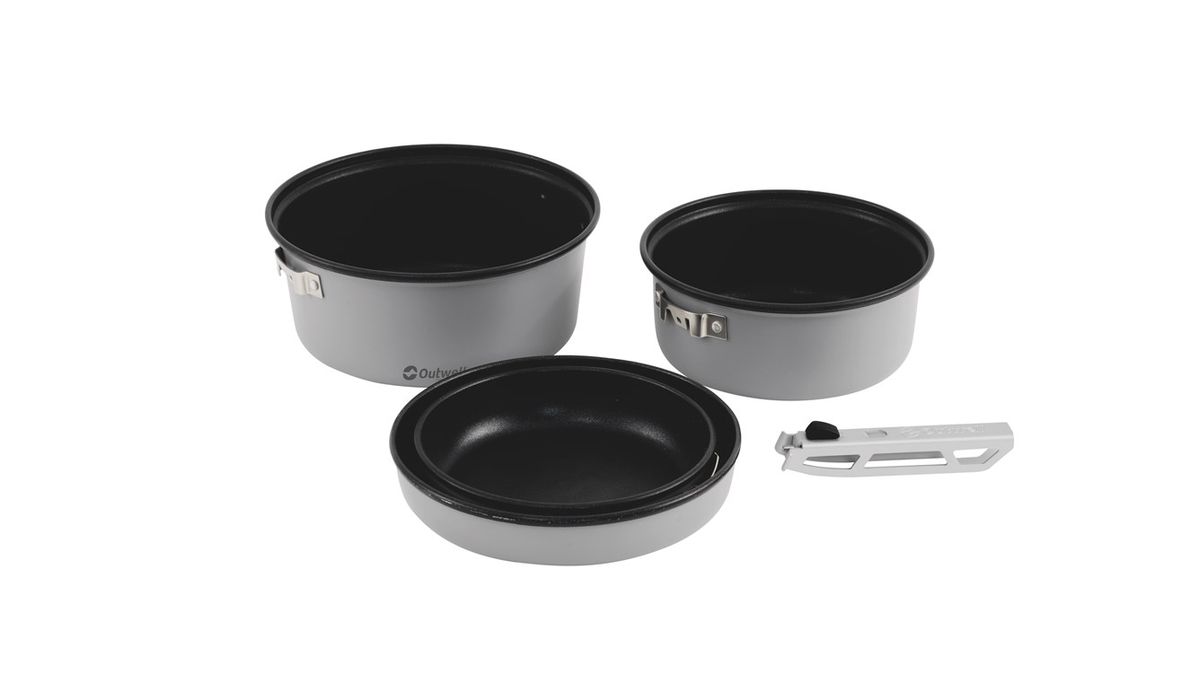 Набор посуды Outwell Cuisine Cook Set M, 5 предметов650395 Набор посуды Outwell Cuisine Cook Set M, 5 предметов650395Набор посуды Outwell Cuisine Cook Set M отличается элегантным стилем. Изготовлен из алюминия и имеет железные вставки и антипригарное покрытие. Сковородки также могут использоваться как крышки. Набор включает:2 кастрюли (1 л и 1,5 л.) 2 сковороды (Диаметр 16,5 см и 19 см.) съемная ручка