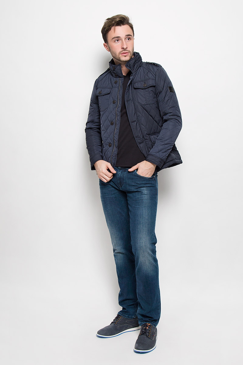 Куртка мужская Lee Cooper, цвет: темно-синий. FELINI-5137/DARKNAVY. Размер S (44)FELINI-5137/DARKNAVY Куртка мужская Lee Cooper, цвет: темно-синий. FELINI-5137/DARKNAVY. Размер S (44)FELINI-5137/DARKNAVYМужская стеганая куртка выполнена из полиэстера с синтепоновым утеплителем. Модель с воротником-стойкой застегивается на молнию и дополнительно ветрозащитным клапаном на пуговицах. Воротник дополнен скрытым капюшоном под змейкой и трикотажной вставкой. Куртка дополнена двумя накладными карманами с клапанами на пуговицах, на груди также имеется два накладных кармана с клапанами на пуговицах, а с внутренней стороны одним карманом. Манжеты рукавов регулируются по ширине за счет хлястиков с кнопками. На плечах куртка оформлена декоративными хлястиками, фиксирующимися на пуговицы.