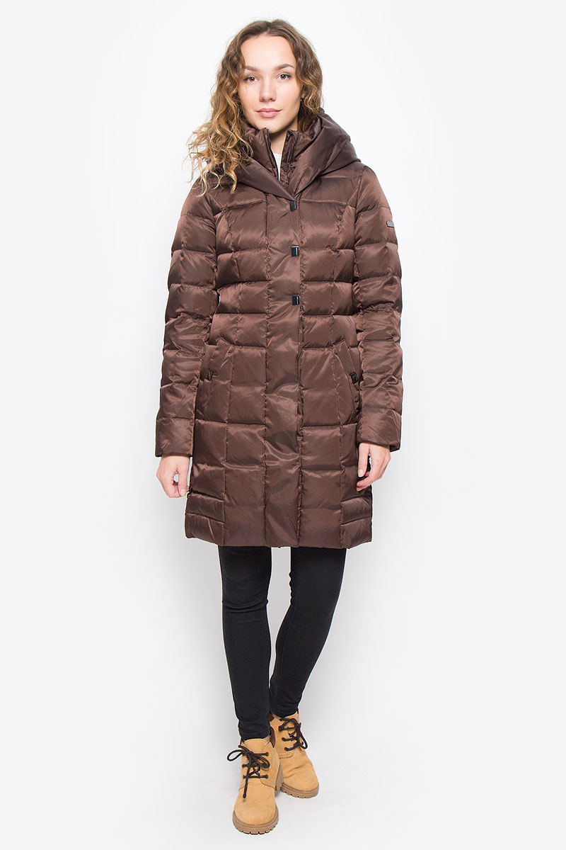 Пальто женское Finn Flare, цвет: темно-коричневый. W16-12008_621. Размер XL (50)W16-12008_621 Пальто женское Finn Flare, цвет: темно-коричневый. W16-12008_621. Размер XL (50)W16-12008_621Женское пальто Finn Flare выполнено из нейлона с подкладкой из полиэстера. В качестве утеплителя используются пух и перо. Приталенная модель с несъемным капюшоном и воротником-стойкой застегивается на пластиковую молнию с ветрозащитными планками. Внешние планки имеют застежки-кнопки. Рукава дополнены трикотажными манжетами. Спереди расположены два втачных кармана с застежками-кнопками. Пальто украшено фирменной металлической пластиной.