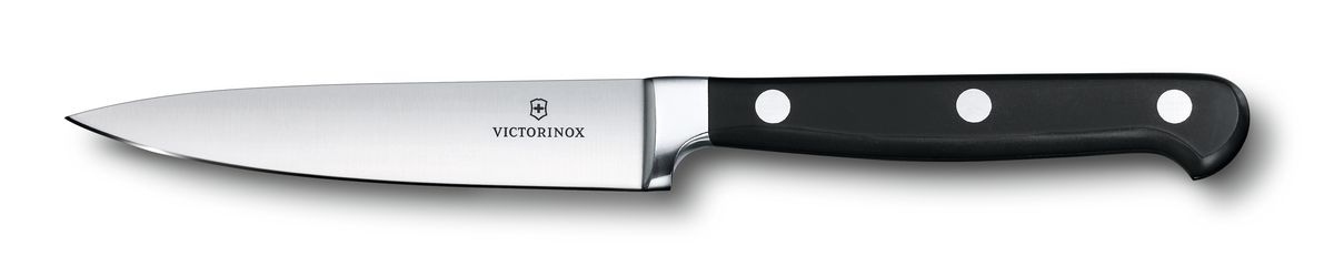 Нож разделочный Victorinox, кованый, узкий, цвет: черный, длина лезвия 10 см7.7113.10 Нож разделочный Victorinox, кованый, узкий, цвет: черный, длина лезвия 10 см7.7113.10Кованные ножи Victorinox нравятся как любителям,так и профессиональным шеф-поварам.Баланс между рукоятью и лезвием идеально рассчитывается для того,чтобы обеспечить удобство использования даже не протяжении длительного времени работы с ножами.Все модели в данных сериях штампуются из одной детали и имеют бесшовный переход от лезвия к рукояти.Это удивительное качество и неподвластная времени элегантность делают кованные ножиVictorinox такими особенными.У кованых ножей также есть больстер — стальное утолщениев месте,где сходится рукоять и лезвие,он разработан специально,чтобы защитить вашу руку от соскальзывания с рукояти на лезвие.Как правило,ножи данной серии подходят для использования в посудомоечных машинах,тем не менее для увеличения срока службы рекомендуется мыть их в ручную. Нож шеф-повара кованый VICTORINOX, цвет чёрныйТрадиционный поварской нож, предназначен для нарезки, разделывания и рубки, а также для измельчения чеснока и специй. Имеет узкое кованое лезвие, которое изготавливается методом горячей ковки из цельного куска стали, отличается большей прочностью, чем лезвие из прокатной стали, и выдерживает значительные нагрузки.