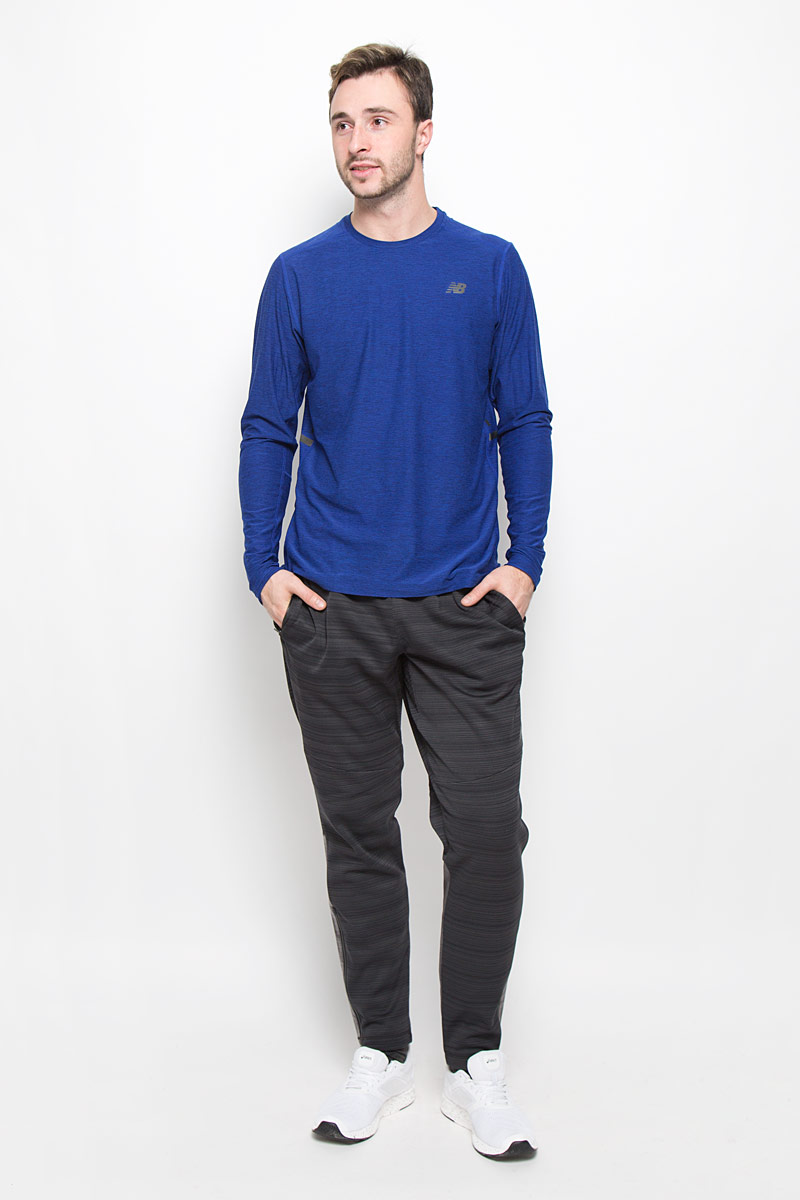 Лонгслив для тренировок мужской New Balance, цвет: синий. MT63033/MBH. Размер S (44/46)MT63033/MBH Лонгслив для тренировок мужской New Balance, цвет: синий. MT63033/MBH. Размер S (44/46)MT63033/MBHМужской лонгслив для тренировок New Balance с круглым вырезом горловины и длинными рукавами изготовлен из эластичного полиэстера. Лонгслив оформлен светоотражающим логотипом бренда спереди и имеет комфортные плоские швы.