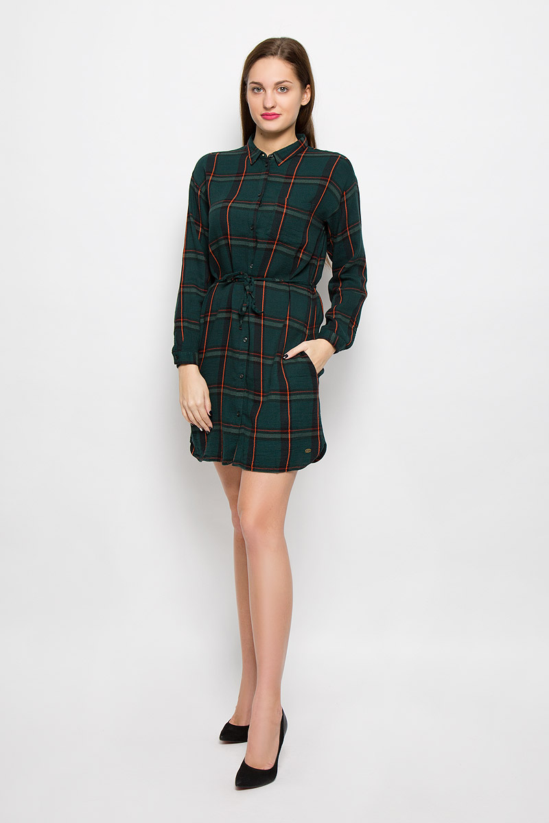 Платье Tom Tailor Denim, цвет: темно-зеленый. 5019499.00.71_7610. Размер L (48)5019499.00.71_7610 Платье Tom Tailor Denim, цвет: темно-зеленый. 5019499.00.71_7610. Размер L (48)5019499.00.71_7610Платье Tom Tailor Denim выполнено из хлопка с добавлением вискозы. Модель средней длины с длинными рукавами имеет отложной воротник. Платье застегивается на пуговицы спереди, оформлено принтом в клетку. Манжеты рукавов также застегиваются на пуговицы. На груди расположен накладной карман. Платье оснащено узким поясом на талии.