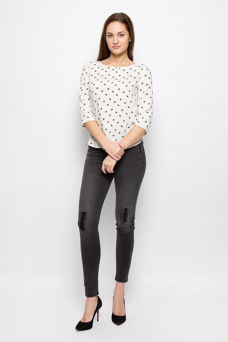 Блузка женская Tom Tailor Denim, цвет: молочный. 2032488.00.71_8626. Размер XS (42)2032488.00.71_8626 Блузка женская Tom Tailor Denim, цвет: молочный. 2032488.00.71_8626. Размер XS (42)2032488.00.71_8626Женская блуза Tom Tailor Denim с рукавами 3/4 и круглым вырезом горловины выполнена из 100% вискозы. Блузка имеет свободный крой и застегивается на застежку-молнию на спинке. Манжеты рукавов застегиваются на пуговицы. Модель оформлена мелким контрастным принтом.