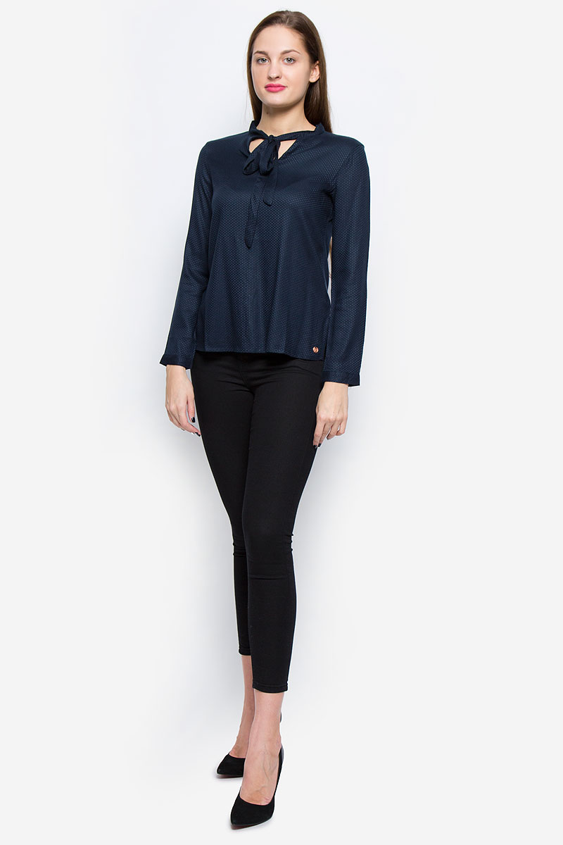 Блузка женская Tom Tailor Denim, цвет: темно-синий. 1036105.01.71_6901. Размер L (48)1036105.01.71_6901 Блузка женская Tom Tailor Denim, цвет: темно-синий. 1036105.01.71_6901. Размер L (48)1036105.01.71_6901Стильная женская блузка выполненная из вискозы замечательно дополнит ваш неповторимый образ. Модель с воротником-аскот и длинными рукавами по бокам оформлена небольшими разрезами. Рукава дополнены манжетами с застежками-пуговицами.