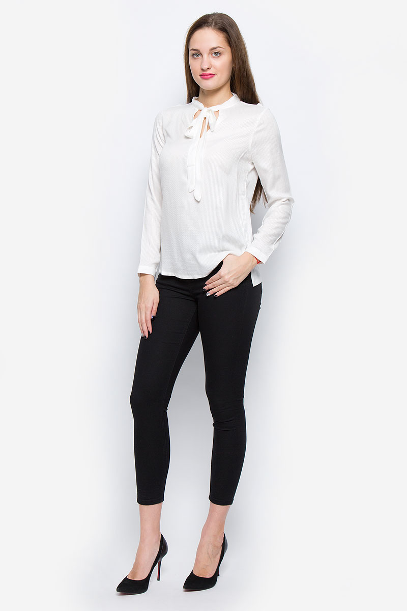 Блузка женская Tom Tailor Denim, цвет: белый. 1036105.01.71_8005. Размер L (48)1036105.01.71_8005 Блузка женская Tom Tailor Denim, цвет: белый. 1036105.01.71_8005. Размер L (48)1036105.01.71_8005Стильная женская блузка выполненная из вискозы замечательно дополнит ваш неповторимый образ. Модель с воротником-аскот и длинными рукавами по бокам оформлена небольшими разрезами. Рукава дополнены манжетами с застежками-пуговицами.