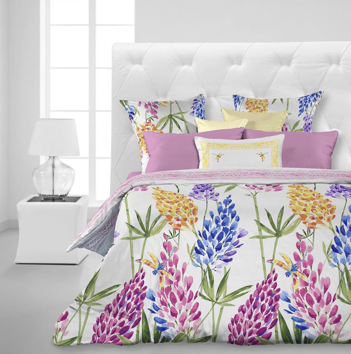 Комплект белья Carte Blanshe Lupinus, 1,5-спальный, наволочки 70x70. 335912335912 Комплект белья Carte Blanshe Lupinus, 1,5-спальный, наволочки 70x70. 335912335912Комплект белья Carte Blanshe - это роскошное постельное белье из эксклюзивной коллекции, созданной итальянскими дизайнерами прекрасногостаринного городка Италии - Riva del Gard. Постельное белье выполнено из великолепной ткани премиум - класса Percale Soft Touch. Эта ткань произведена из 100% натурального хлопкаимеет специальную обработку Wise Silk, которая придает дополнительную гладкость и шелковистость ткани. Благодаря специальной обработке ткань более приятная на ощупь, практически не мнется.