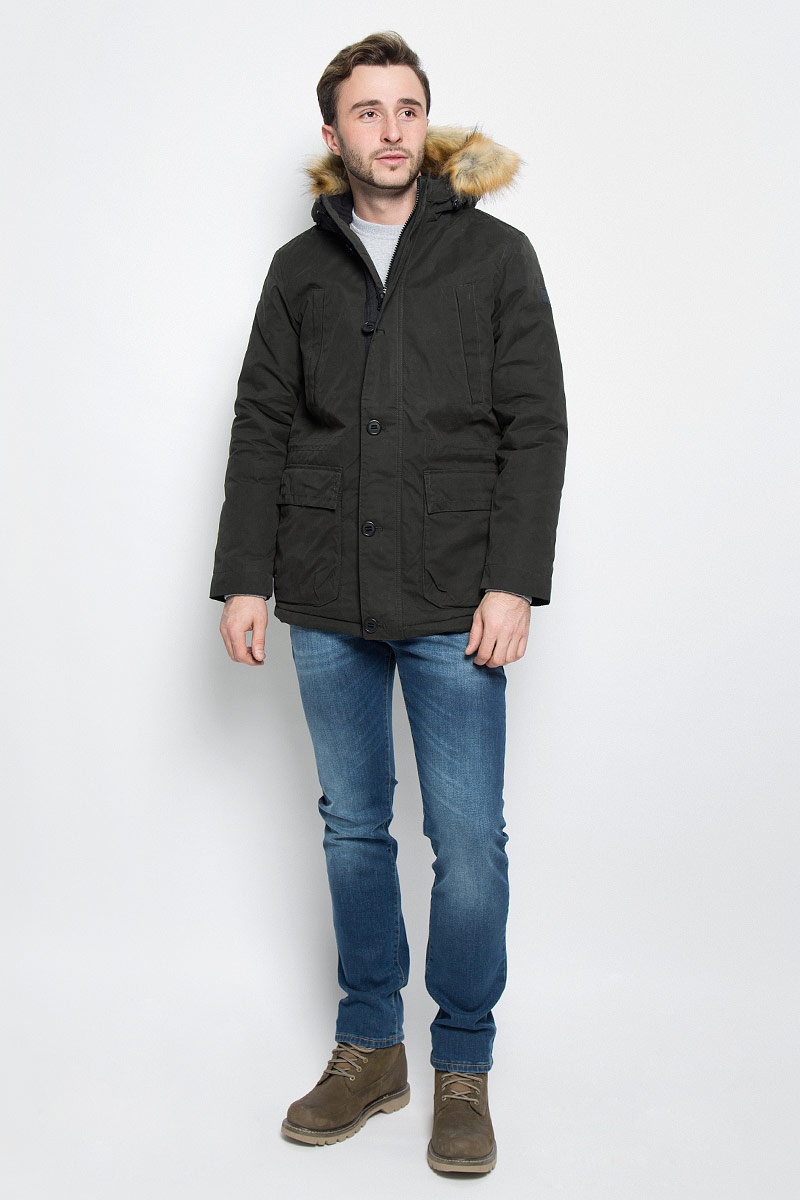 Куртка мужская Wrangler, цвет: темно-зеленый. W4631XURY. Размер XXL (54)W4631XURY Куртка мужская Wrangler, цвет: темно-зеленый. W4631XURY. Размер XXL (54)W4631XURYМужская куртка Wrangler выполнена из хлопка. Наполнитель - синтепон. Модель с длинными рукавами и несъемным капюшоном на кнопках застегивается на застежку-молнию спереди и имеет ветрозащитный клапан на пуговицах. Изделие дополнено двумя втачными карманами на застежках-молниях и двумя накладными карманами с клапанами на кнопках спереди, а также втачным внутренним карманом на застежке-молнии и внутренним накладным карманом. Рукава дополнены хлястиками с кнопками. Объем капюшона регулируется при помощи шнурка-кулиски.