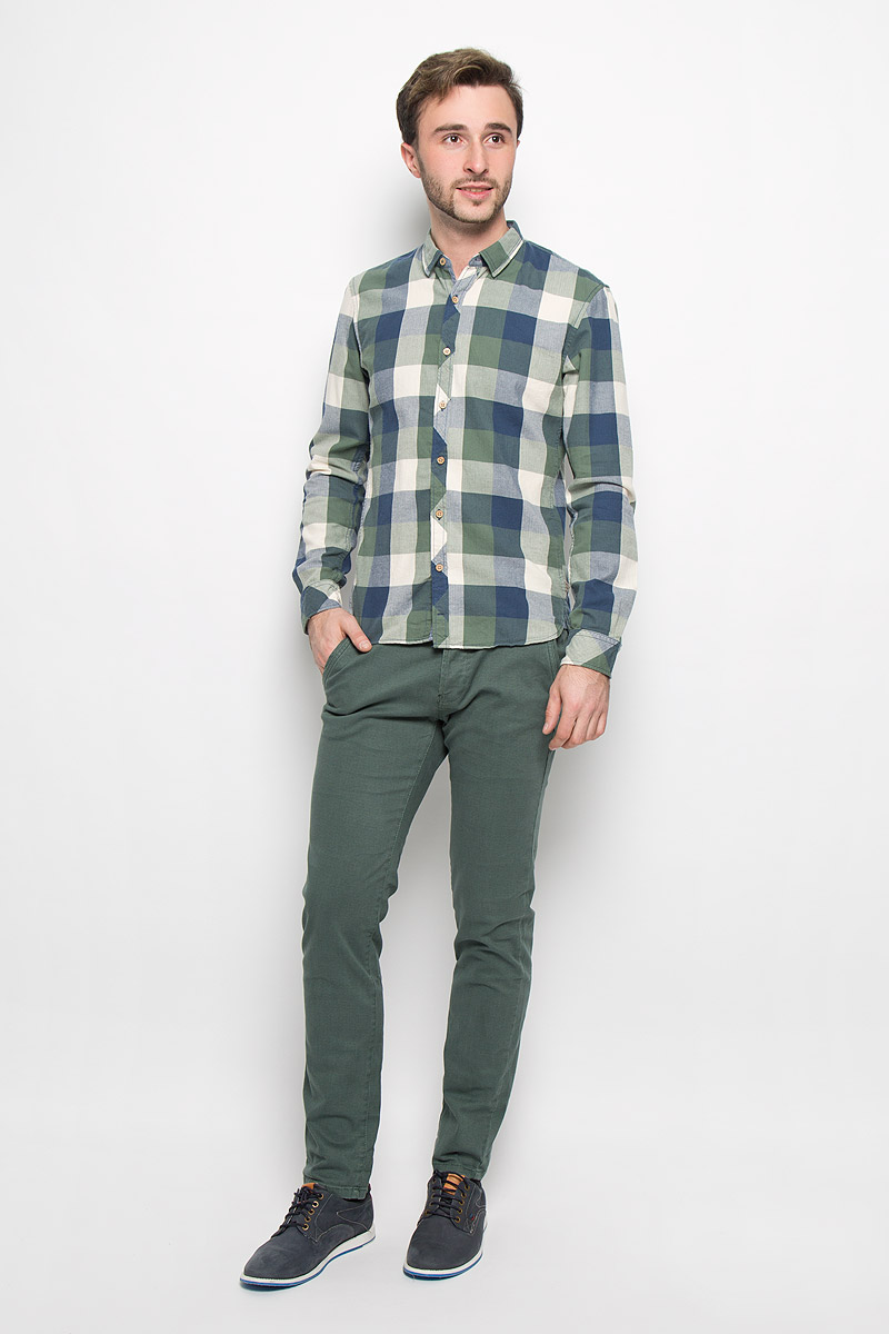Брюки мужские Tom Tailor Denim Chino, цвет: зеленый. 6404679.62.12_7648. Размер S (46)6404679.62.12_7648 Брюки мужские Tom Tailor Denim Chino, цвет: зеленый. 6404679.62.12_7648. Размер S (46)6404679.62.12_7648Стильные мужские брюки Tom Tailor Denim Chino выполнены из эластичного хлопка. Брюки-слим с заниженной посадкой оформлены мелким принтом гусиная лапка. Застегиваются брюки на четыре пластиковые пуговицы. Модель имеет шлевки для ремня. Спереди модель оформлена двумя втачными карманами, а сзади - двумя прорезными карманами на пуговицах. В комплект входит стильный ремень с металлической пряжкой.