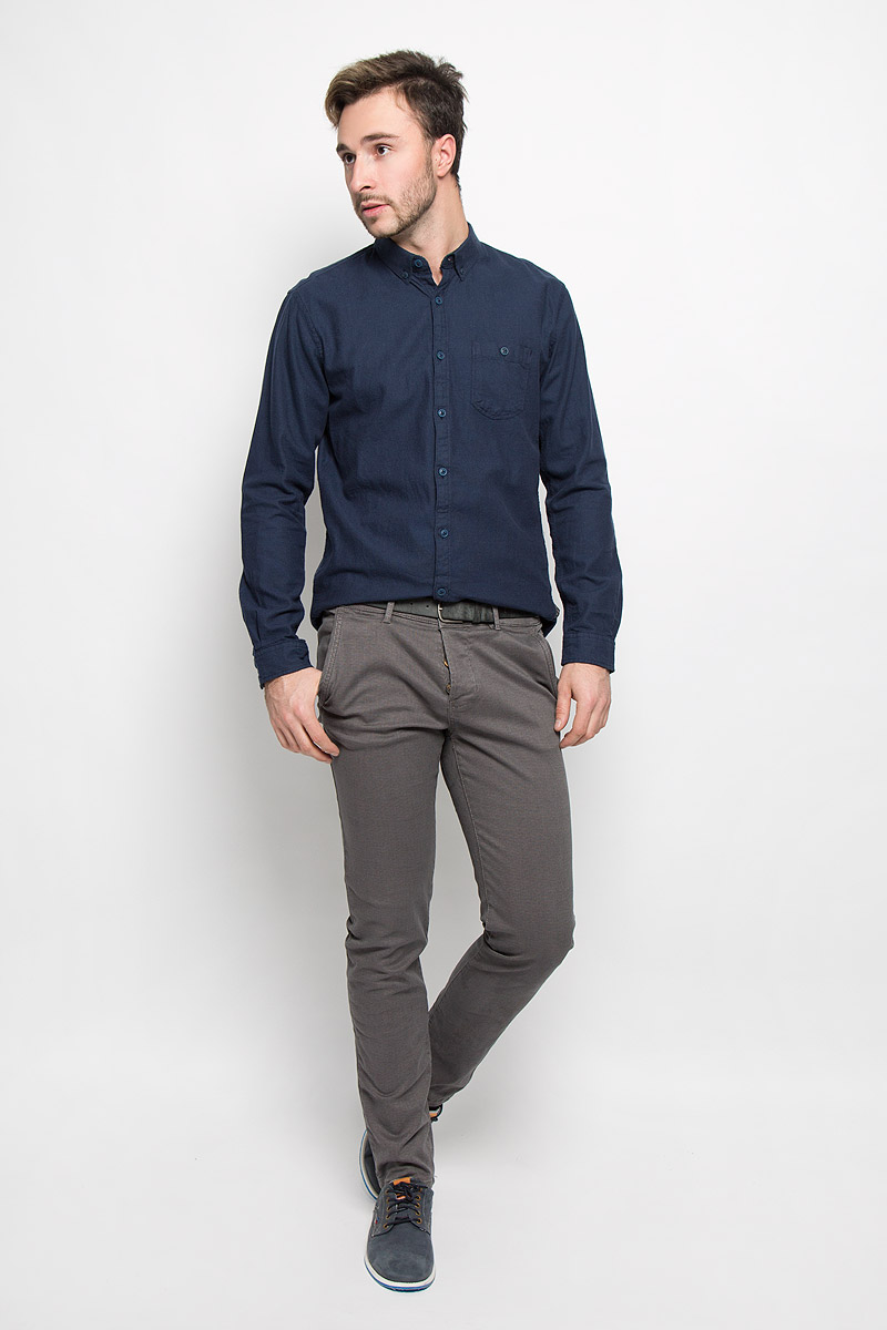 Брюки мужские Tom Tailor Denim Chino, цвет: серый. 6404679.62.12_2801. Размер L (50)6404679.62.12_2801 Брюки мужские Tom Tailor Denim Chino, цвет: серый. 6404679.62.12_2801. Размер L (50)6404679.62.12_2801Стильные мужские брюки Tom Tailor Denim Chino выполнены из эластичного хлопка. Брюки-слим с заниженной посадкой оформлены мелким принтом гусиная лапка. Застегиваются брюки на четыре пластиковые пуговицы. Модель имеет шлевки для ремня. Спереди модель оформлена двумя втачными карманами, а сзади - двумя прорезными карманами на пуговицах. В комплект входит стильный ремень с металлической пряжкой.