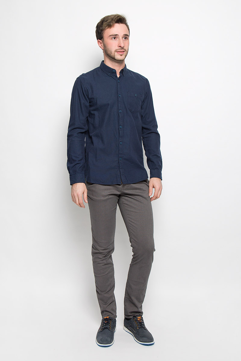 Рубашка мужская Tom Tailor Denim, цвет: темно-синий. 2032526.00.12_6748. Размер M (48)2032526.00.12_6748 Рубашка мужская Tom Tailor Denim, цвет: темно-синий. 2032526.00.12_6748. Размер M (48)2032526.00.12_6748Мужская рубашка Tom Tailor Denim выполнена из натурального хлопка. Модель классического кроя с длинными рукавами и отложным воротником застегивается на пуговицы по всей длине. Манжеты рукавов и воротник оснащены застежками-пуговицами. На груди расположен накладной карман на пуговице.