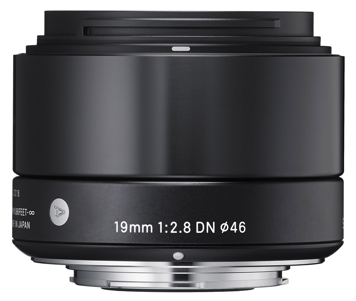 Sigma AF 19mm f/2.8 DN/A, Black широкоугольный объектив для Micro 4/340B963 Sigma AF 19mm f/2.8 DN/A, Black широкоугольный объектив для Micro 4/340B963Sigma AF 19mm f/2.8 DN/A - широкоугольный объектив, созданный с применением передовых оптических технологий для любых сюжетов, особенно для съемки пейзажей и в помещениях.Легкая и компактная конструкция объектива имеет длину 45,7 мм и прекрасно сочетается с габаритами беззеркальных фотоаппаратов. Обладая широким углом обзора объектив очень удобен для фотосъемки в помещениях, а также повседневной фотографии. Кроме этого, значительно улучшена функциональность.Простая форма кольца фокусировки, различие текстур каждой части, использование металла как основного материала и цельный корпус – все это составляющие дизайна Sigma AF 19mm f/2.8 DN/A.Использование трех высококачественных литых асферических элементов обеспечивает превосходное исправление искажений и других видов аберрации. Система внутренней фокусировки корректирует колебания для поддержания качества изображения независимо от положения фокуса.Закругленная 7-лепестковая диафрагма создает привлекательное размытие изображения, находящегося не в фокусе. Минимальная дистанция фокусировки равна 20 см, в то время как максимальный коэффициент увеличения составляет 1:7.4.Объектив имеет линейный двигатель AF, который перемещает линзу без необходимости использования дополнительных механических частей. Эта система обеспечивает быструю и бесшумную автофокусировку, что позволяет использовать данную модель как для записи видео, так и для съемки фотографий.