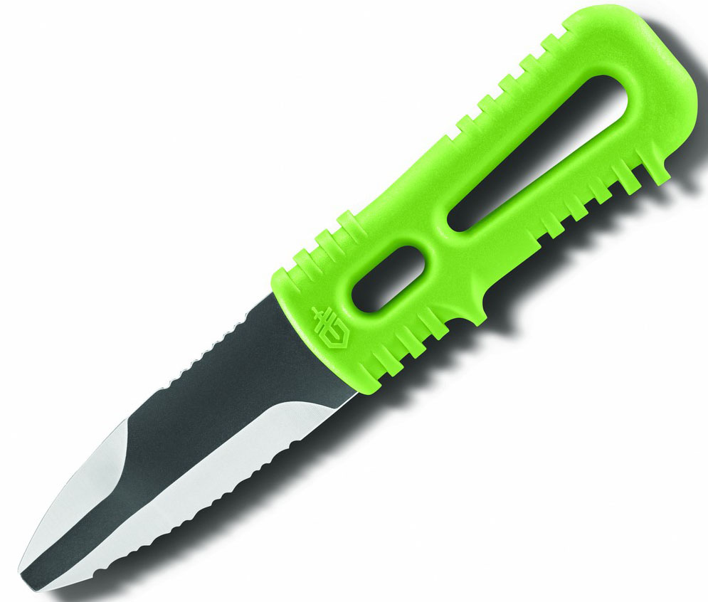 Нож туристический Gerber River Shorty31-002645 Нож туристический Gerber River Shorty31-002645Нож River Shorty - это небольшой клинок с фиксированным лезвием из нержавеющей стали. Он предназначен для использования во время занятий водными видами спорта, дайвингом и подводной охотой. Зубчатое лезвие ножа легко справляется с разрезанием веревок, ткани и других материалов.Модель Gerber River Shorty создана специально для любителей водного спорта, а особенно - связанных с экстримом. Это нож из нержавеющей стали с серрейторной заточкой лезвия и тупым кончиком. Материалом для него служит сплав с маркировкой 420НС. Это чрезвычайно стойкая к коррозии сталь, отлично подходящая для условий, где неизбежен постоянный контакт ножа с водой. При этом, она неплохо держит заточку. Лезвие у этого ножа - зубчатое. Этот вариант заточки ориентирован на работ с волокнистыми материалами, такими как ткани, веревки, стропы. Ведь River Shorty используется именно в экстремальных ситуациях, когда необходимо разрезать те или иные вещи максимально быстро. А тупой кончик ножа помогает не пораниться, когда нужно, например, разрезать одежду для обработки раны. Длина лезвия равна 7,7 см, что достаточно для удобства работы с ножом. А чтобы его можно было перевозить среди наиболее необходимых вещей, лезвие прикрыто практичными пластиковыми ножнами, которые отлично держатся на ноже, но легко снимаются при необходимости выполнения работ. Рукоятка River Shorty также выполнена с учетом использования ножа в экстремальных условиях. В нее легко продевается страховочный ремешок, который можно закрепить на запястье владельца ножа или же на лямке гермомешка с вещами. Выполнена рукоятка из стеклонаполненного нейлона - прочного синтетического материала, стойкого практически к любой коррозии. Цвет рукоятки - зеленый. С учетом ее размера, полная длина ножа - 17 см. River Shorty используется во время рафтинга, сплавов на каяках или байдарках, занятий дайвингом или подводной охотой.Особенности:нержавеющая сталь клинка - 420НС;серрейторная заточка лезвия;тупой кончик ножа;легкая рукоятка из стеклонаполненного нейлона;длина ножа - 17 см (с рукояткой);длина клинка - 7,7 см;вес ножа - 130 грамм;модель укомплектована ножнами.Гарантия: Пожизненная гарантия на ножи River Shorty предоставляется каждому покупателю этой модели.