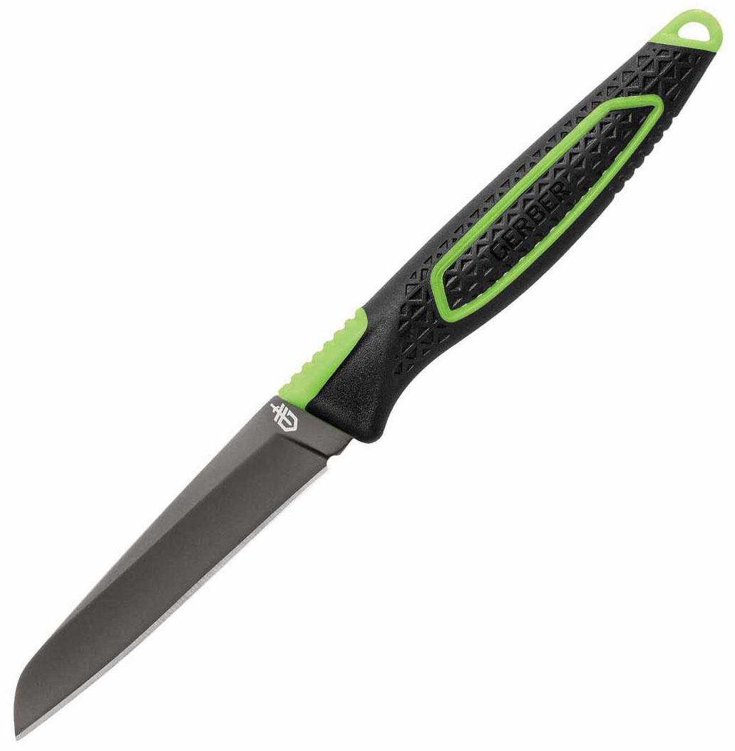 Нож туристический Gerber Freescape Paring Knife31-002886 Нож туристический Gerber Freescape Paring Knife31-002886Нож Freescape Paring идеально подходит для использования в походной кухне. Ним удобно чистить овощи и фрукты, нож не боится взаимодействия с водою и очень удобно лежит в руке. Данная модель укомплектована практичным чехлом, полностью прикрывающим режущую кромку.Модель Freescape Paring, выпущенная под брендом Gerber, является уменьшенной копией кухонного ножа Freescape Camp. Он сделан таким образом, чтобы пользователю было удобно чистить овощи и фрукты, резать другие продукты питания. В то же время, он хорошо подходит для использования вне кухни - в кемпинге или во время другой поездки на природу. Freescape Paring получил конструкцию Full tang, то есть, он сделан из одной металлической пластины, один край которой превращен в клинок, а второй образует полноценную рукоятку. Однако, чтобы нож удобнее лежал в ладони и работа с ним не вызывала усталости, на рукоятку сделана накладка из текстурированной резины. Она не скользит в руке, не давит.Металл, используемый для этого ножа, - сталь 7Cr17MoV. Это нержавейка с одним из лучших показателей устойчивости к коррозии. Сплав легирован молибденом и ванадием, хорошо закаливается и легко затачивается. Поверхность лезвия сделана матовой и темной за счет защитного покрытия, обеспечивающего ножу дополнительную стойкость к воздействию воды и химически активных веществ. Длина клинка ножа составляет 7,6 см. Режущая кромка заточена по всей длине ровно. Клинок имеет выраженное острие и довольно тонкий обух. Ним удобно резать даже твердые овощи и вырезать из них мелкие деффекты.Учитывая нескладную конструкцию ножа, он комплектуется ножнами. Они представляют из себя мягкий чехол из нейлона и неопрена, полностью скрывающий клинок и частично рукоятку. Этот чехол максимально легкий, но он служит надежной защитой лезвия от любых повреждений и потертостей. Носить нож в ножнах можно как в рюкзаке, так и повесив его на ремень.Особенности:фиксированное расположение клинка;конструкция full tang;материал клинка — сталь 7Cr17MoV;темное матовое покрытие металла;заточка лезвия plain;длина клинка равна 7,6 см;полный размер ножа — 17,8 см;нож весит 62 грамма;рукоятка сделана из текстурированной резины;ножны сделаны из неопрена и нейлона.Гарантия: Гарантия для ножей Gerber Freescape Paring Knife является пожизненной.