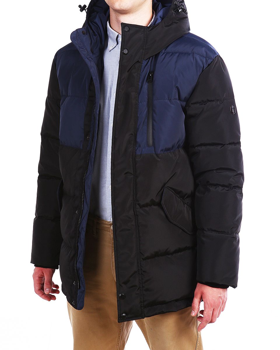Пуховик мужской Xaska, цвет: темно-синий, черный. 16605. Размер 4616605_Navy/Black Пуховик мужской Xaska, цвет: темно-синий, черный. 16605. Размер 4616605_Navy/BlackМужской пуховик Xaska изготовлен из высококачественного полиэстера. В качестве утеплителя используется гусиный пух с добавлением полиэстера. Пуховик с несъемным капюшоном застегивается на застежку-молнию, а также дополнительно имеет ветрозащитную планку на кнопках. Капюшон оснащен текстильным шнурком со стопперами. Рукава дополнены внутренними эластичными манжетами. Объем по низу регулируется с помощью эластичного шнурка со стопперами. Спереди расположены два кармана с клапанами на кнопках и один карман на застежки молнии на груди, внутри два прорезных кармана на застежках-молниях. На левом рукаве расположена небольшая металлическая пластина с названием бренда.