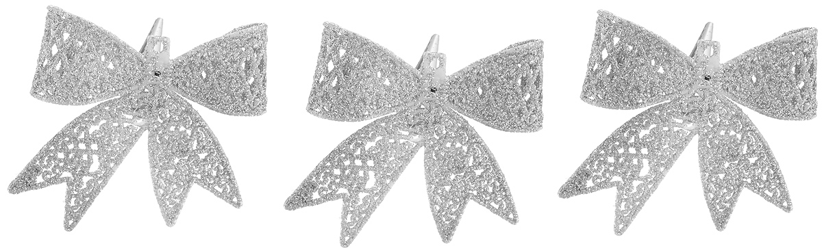 Набор новогодних подвесных украшений Winter Wings Бантики, цвет: серебристый, 3 штN181719_серебро Набор новогодних подвесных украшений Winter Wings Бантики, цвет: серебристый, 3 штN181719_сереброНабор Winter Wings Бантики состоит из 3 подвесных украшений, выполненных из пластика. Оригинальные новогодние украшения прекрасно подойдут для праздничного декора дома и новогодней ели. С помощью специального отверстия или застежки-крокодильчика их можно повесить в любом понравившемся вам месте. Но, конечно, удачнее всего такие игрушки будут смотреться на праздничной елке. Елочная игрушка - символ Нового года и Рождества. Она несет в себе волшебство и красоту праздника. Создайте в своем доме атмосферу веселья и радости, украшая новогоднюю елку нарядными игрушками, которые будут из года в год накапливать теплоту воспоминаний.