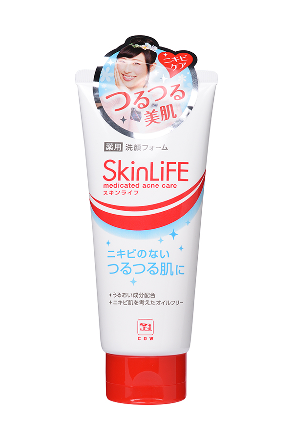 Gyunyu Sekken 00322gs Пенка для умывания с антибактериальным эффектом SKINLIFE, 130 г00322gs Gyunyu Sekken 00322gs Пенка для умывания с антибактериальным эффектом SKINLIFE, 130 г00322gsПенка рекомендовня для ежедневного ухода за кожей,склонной к воспалениям и акнэ.Пенка для умывания мягко очищает от загрязнений иизбытков кожного жира, предупреждая появление акнэ.Комплекс компонентов с антибактериальным и противо-воспалительным действием – изопропилметилфенол иглицирризинат дикалия – уменьшает активностьболезнетворных бактерий, вызывающих появление акнэ,снимает воспаление и покраснение кожи. Фруктовыекислоты смягчают ороговевшие слои клеток эпидермиса,ускоряя их удаление. С цветочным ароматом.