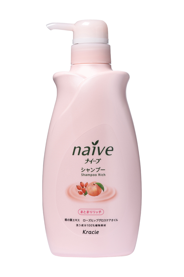 Kracie 71581 Naive Шампунь для сухих волос восстанавливающий Naive - экстракт персика и масло, 550 мл71581kr Kracie 71581 Naive Шампунь для сухих волос восстанавливающий Naive - экстракт персика и масло, 550 мл71581krМягкий шампунь восстанавливает повреждённые волосы, обеспечивает их необходимыми питательными и увлажняющими веществами. Благодаря моющим компонентам 100% растительного происхождения, шампунь не раздражает кожу головы, мягко моет волосы, придает им блеск и силу. • Гликозилтрегалоза (увлажняющее вещество аминокислотной группы) в сочетании с растительными экстрактами глубоко увлажняет волосы, предотвращая ломкость и секущиеся кончики. • Экстракт из листьев и мякоти плодов персикового дерева питает волосы, защищает от пересушивания, увлажняет и смягчает кожу головы.• Масло шиповника делает волосы блестящими и гладкими. Способ применения: держа крышку флакона, повернуть колпачок с носиком против часовой стрелки так, чтобы колпачок поднялся вверх. Необходимое количество шампуня нанести на влажные волосы, вспенить массирующими движениями, смыть тёплой водой. На кончике носика средство может затвердевать, поэтому будьте внимательны, так как при сильном нажатии средство может вылететь в сторону.