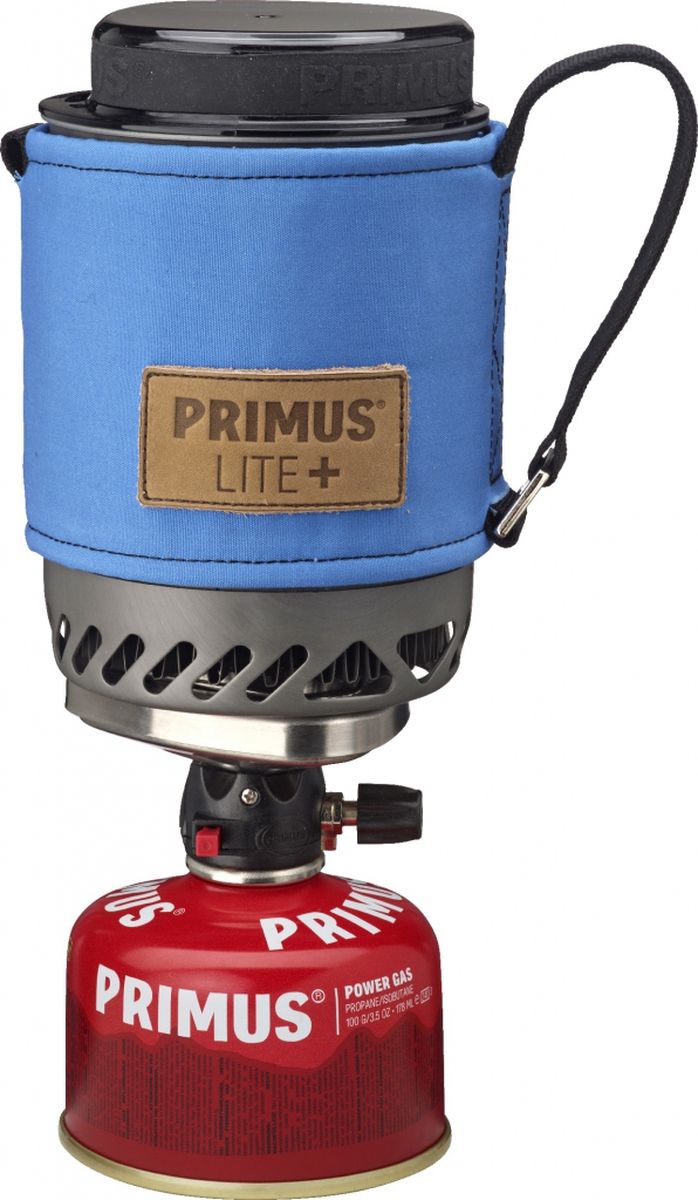Горелка газовая Primus Lite Plus, цвет: синий. P356008P356008 Горелка газовая Primus Lite Plus, цвет: синий. P356008P356008Модель Lite + устанавливает новый стандарт для компактных горелок. Уникальный механизм блокировки (подана заявка на патент) делает его очень простым в использовании. Благодаря ламинарному потоку газа Burner Technology (подана заявка на патент) уменьшаются затраты газа. Идеально подходит для соло поездки или кофе-брейка для двоих (дополнительно есть в продаже кофе пресс). Горелка и все аксессуары, в том числе газовый баллончик 100 грамм, укладывается в 500 мл кастрюлю из закаленного анодированного алюминия. Модель Lite + поставляется с новым термостойким рукавом из прочной войлока. Рукав оснащен лямками с помощью которых горелку можно подвесить в вертикальном положении. Крышка сокращает время приготовления пищи. В комплект входит подставка под газовый баллон для устойчивого положения на неровной поверхности. Газ не входит в комплект.Высота (мм): 150Диаметр (мм): 100Сезон: трехсезоннаяМощность: 1500 ВтКипячение: 2:45 мин (0,5 л)Кол-во человек: 1Зажигание: пьезоВес: 390 г