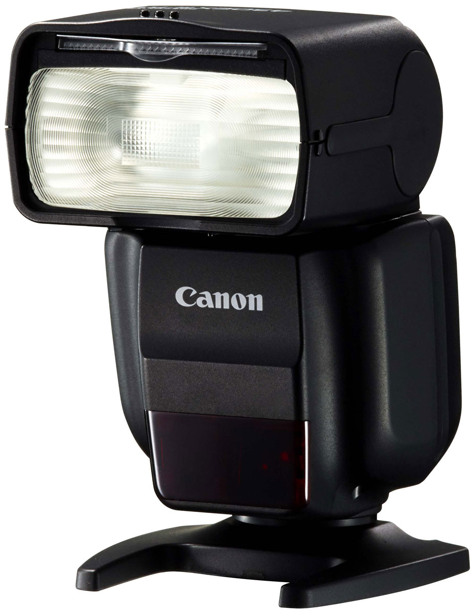 Canon Speedlite 430EX III-RT вспышка0585C003 Canon Speedlite 430EX III-RT вспышка0585C003Оцените новые возможности освещения с мощной, удобной и компактной вспышкой Canon Speedlite 430EX III-RT. Радиочастотное управление позволяет легко управлять внешней вспышкой, что откроет для вас новые способы создания креативных фотографий.Ведущее число 43 (м, ISO 100) означает, что вспышка достаточно мощная для использования в различных условиях.Небольшая вспышка Speedlite 430EX III-RT весит всего 295 г и имеет длину всего 113,8 мм — для нее всегда найдется место в вашей сумке.Оснащенная легкодоступными элементами питания типоразмера AA, вспышка перезаряжается всего за 3,2 с после полной разрядки.Элементы управления вспышки Speedlite 430EX III-RT схожи с элементами управления, используемыми на многих камерах EOS. Кнопки доступа используются для управления ключевыми функциями, а колесо управления позволяет быстро выполнить необходимые настройки. Переключатель блокировки предотвратит случайное изменение настроек. ЖК-дисплей четко отображает настройки и информацию о параметрах съемки, а в условиях слабого освещения включается подсветка дисплея.Благодаря радиочастотному управлению вспышкой Speedlite 430EX III-RT можно управлять на расстоянии до 30 м, при этом она может находиться за пределами поля зрения. Это позволяет устанавливать вспышку в самых разных местах для создания особой атмосферы и разнообразных эффектов.Используйте несколько вспышек в группах, настраивая яркость каждой отдельной группы. Можно создать до пяти групп (до 15 вспышек в каждой группе).Регулируемая головка вспышки позволяет отражать свет от больших поверхностей, например стен или потолка, создавая мягкое освещение без теней, которое прекрасно подойдет для съемки портретов. Встроенный отражатель можно использовать для создания блеска во взгляде объекта съемки, что делает взгляд более глубоким.Подключите отражающий адаптер, который входит в комплект поставки, чтобы добиться еще более мягкого освещения. Цветной фильтр, который входит в комплект поставки, позволит создать более теплое освещение от вспышки, чтобы оно больше соответствовало естественному освещению в помещении.Можно увеличить зумирование вспышки Speedlite 430EX III-RT для соответствия углу обзора используемого объектива.Возможность управлять внешней вспышкой Speedlite 430EX III-RT с помощью радиочастотного управления или оптического спуска обеспечивает невероятную универсальность использования вспышки. При использовании радиочастотного управления вспышка может быть установлена на расстоянии до 30 м от камеры, и при этом ей не обязательно быть в прямой видимости. Это означает, что вам доступно гораздо больше возможностей для ее установки, например, вы можете установить вспышку за пределами комнаты, за окном.