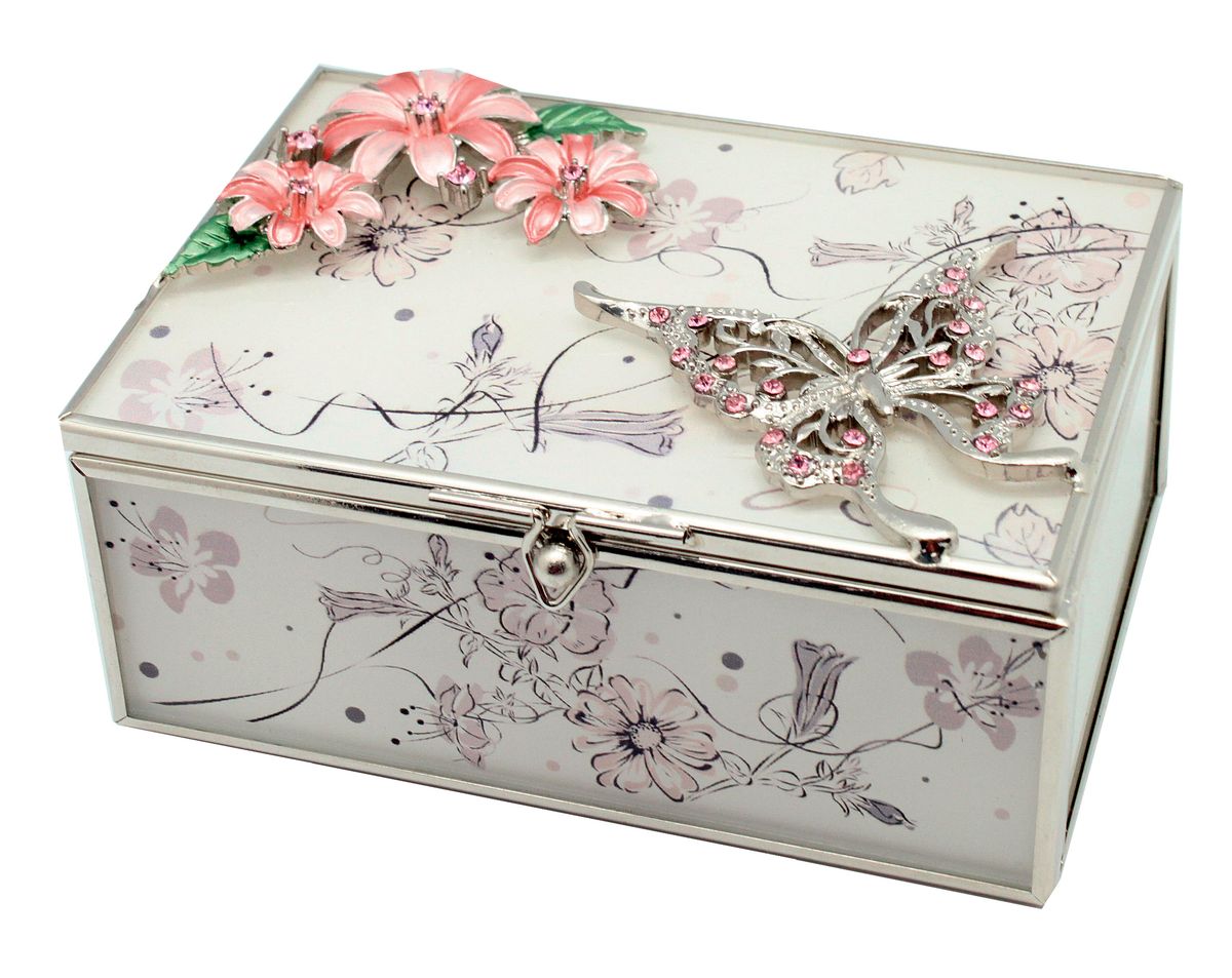 Шкатулка Jardin dEte Сиреневые сны, 11,5 х 8 х 4,8 смHS-24555D Шкатулка Jardin dEte Сиреневые сны, 11,5 х 8 х 4,8 смHS-24555DШкатулка Сиреневые сны от компании Jardin DEte воплощает роскошь эпохи Ренессанса и небольшие нотки пафоса и гламура. Аксессуар расписан цветками, крышка украшена бабочкой, которая поблескивает стразами. Дополняют нежный букет три розовых лилии, которые возвышаются на вершине крышки.Изысканная шкатулка Жардин Д`Эте со стальным корпусом станет прекрасной хранительницей Ваших украшений. Дно оформлено специальным стеклом и может выполнять функцию зеркала.