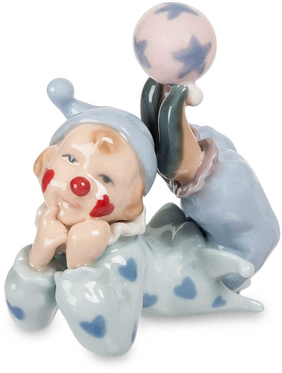 Фигурка декоративная Pavone Клоун. CMS-23/17CMS-23/17 Фигурка декоративная Pavone Клоун. CMS-23/17CMS-23/17Декоративная фигурка Pavone Клоун станет оригинальным подарком для всех любителей стильных вещей. Сувенир выполнен из высококачественного фарфора. Изысканный сувенир станет прекрасным дополнением к интерьеру. Вы можете поставить фигурку в любом месте, где она будет удачно смотреться и радовать глаз. Размеры фигурки: 7,5 см х 5 см х 8 см.