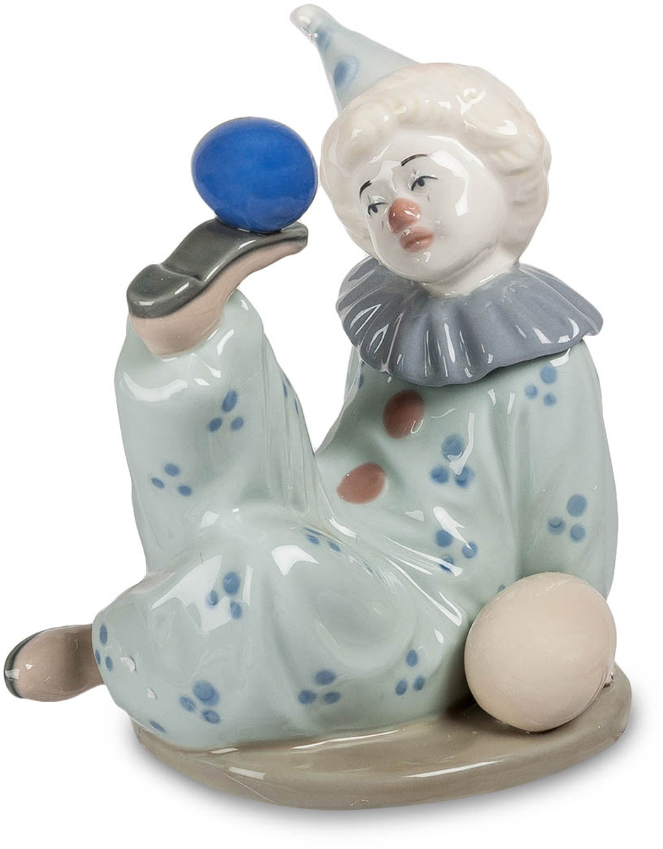 Фигурка Pavone Клоун с шариками. CMS-23/23CMS-23/23 Фигурка Pavone Клоун с шариками. CMS-23/23CMS-23/23Фигурка Клоун с шариками (Pavone) Клоунада – это самый сложный жанр циркового искусства. Клоун всех пародирует, а, значит, и сам должен любые трюки делать не хуже других артистов. И при этом он еще и веселить людей должен. Представляете, как это сложно – жонглировать мячиками, причем не только руками, а и ногами, и при этом делать это так, чтобы всем смешно было! Вот такой номер придумал клоун, и он уверенно держит мяч на подошве своего ботинка. Что он при этом вытворяет, непонятно, взгляд у клоуна никогда не бывает веселым. Он не себя самого веселит, а зрителей. А вот они наверняка со смеху ложатся. Хороший подарок для начинающего артиста клоунады – образ, которому можно подражать или просто брать с него пример.