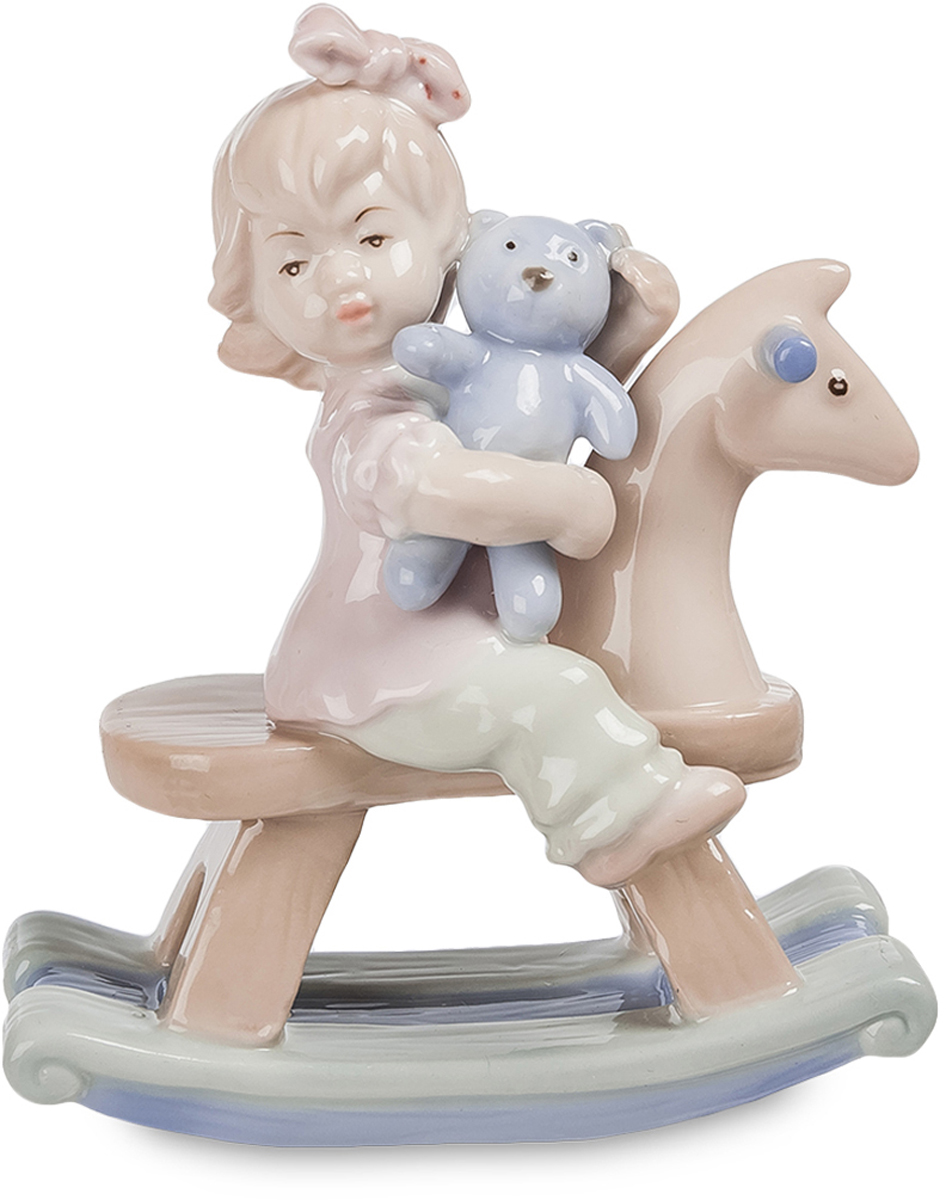 Фигурка декоративная Pavone Девочка на лошадке. JP-36/18JP-36/18 Фигурка декоративная Pavone Девочка на лошадке. JP-36/18JP-36/18Декоративная фигурка Pavone Девочка на лошадке достойно украсит детскую комнату или станет частью коллекции фарфоровых статуэток. Изделие изготовлено из глазурованного фарфора и выполнено в виде ребенка, катающегося на лошадке.Фигурку можно поставить в любом месте, где оно будет удачно смотреться и радовать глаз. Размеры: 8,5 х 5 х 9,5 см
