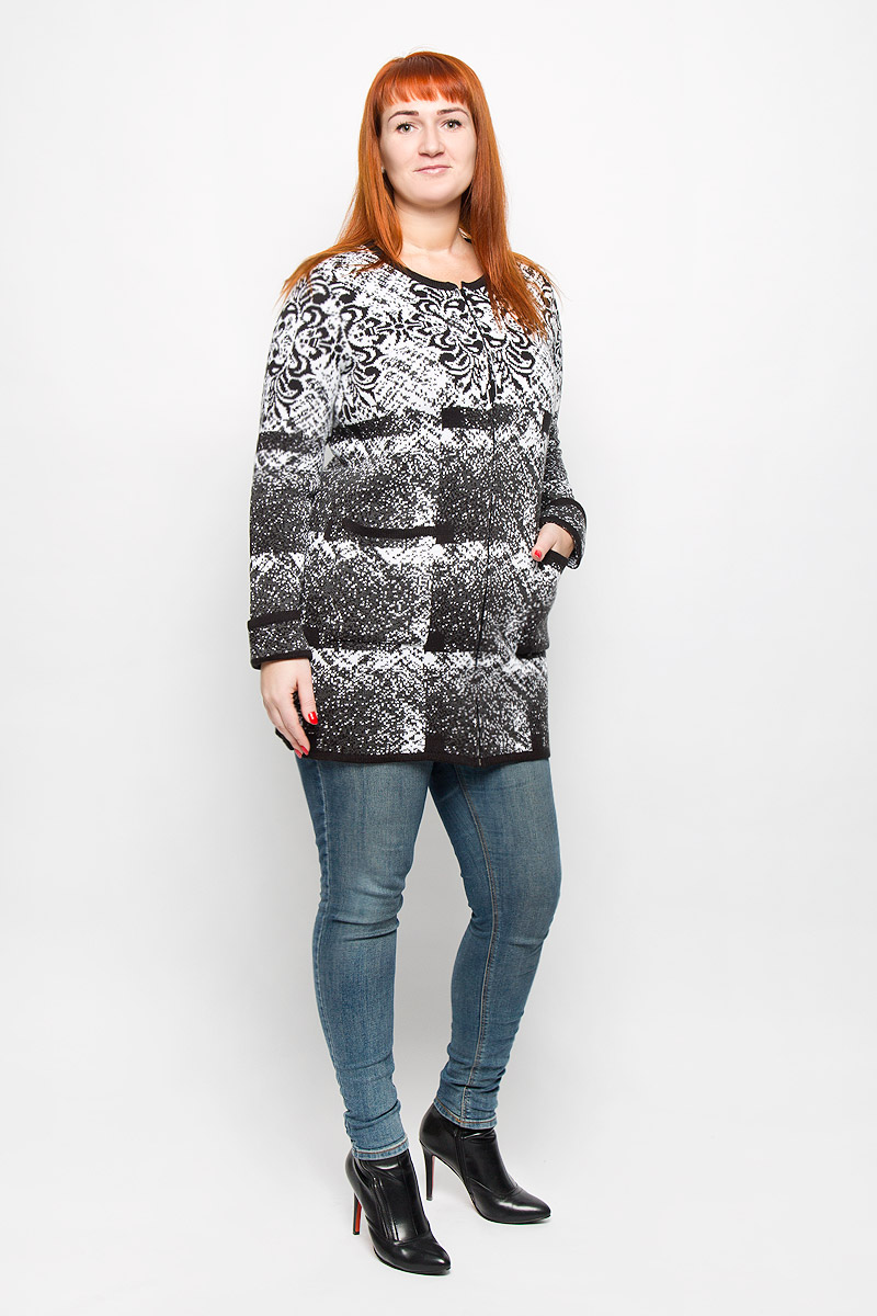 Кардиган женский Milana Style, цвет: черный, белый. 34399. Размер XXXL (54)34399 Кардиган женский Milana Style, цвет: черный, белый. 34399. Размер XXXL (54)34399Женский кардиган Milana Style выполнен из ПАНа с добавлением шерсти. Модель с круглым вырезом горловины и длинными рукавами застегивается на застежку-молнию. Низ рукавов дополнен небольшими отворотами. Спереди расположено два накладных кармана. Изделие оформлено оригинальным принтом.