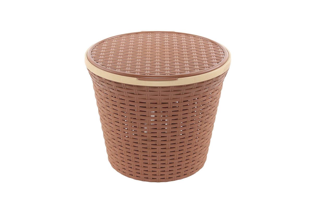 Корзина для хранения Violet Ротанг, с крышкой, цвет: коричневый, 33 х 33 х 27 см810254 Корзина для хранения Violet Ротанг, с крышкой, цвет: коричневый, 33 х 33 х 27 см810254Круглая корзина Violet Ротанг с крышкой, изготовленная из полипропилена, имитирующая плетение ротанг, предназначена для хранения мелочей в ванной, на кухне, даче или гараже. Позволяет хранить мелкие вещи, исключая возможность их потери. Это легкая корзина со сплошным дном, жесткой кромкой, с небольшими отверстиями на стенках.