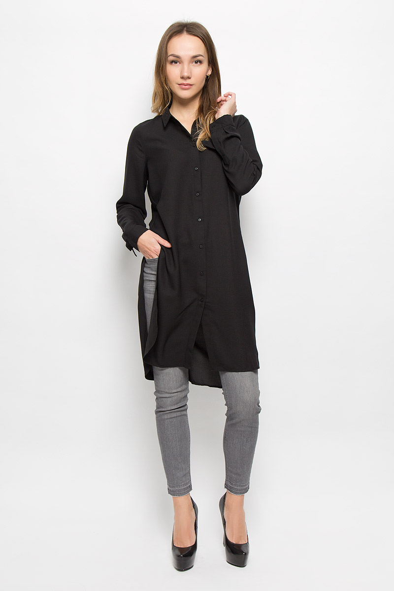 Блузка женская Tom Tailor Denim, цвет: черный. 2032628.00.71_2999. Размер S (44)2032628.00.71_2999 Блузка женская Tom Tailor Denim, цвет: черный. 2032628.00.71_2999. Размер S (44)2032628.00.71_2999Женская блузка Broadway выполнена из 100% полиэстера. Удлиненная блузка с длинными рукавами и отложным воротником застегивается на пуговицы спереди. Манжеты рукавов также застегиваются на пуговицы. Рукава дополнены хлястиками на пуговицах, благодаря которым вы сможете зафиксировать рукава в подвернутом состоянии. Блузка имеет глубокие разрезы по бокам.