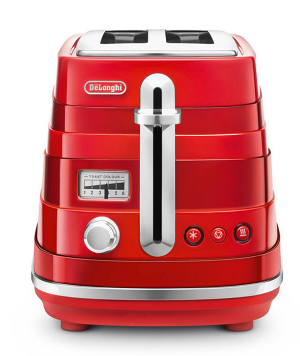 DeLonghi CTA 2103, Red тостерCTA 2103 DeLonghi CTA 2103, Red тостерCTA 2103Красный корпус придает внешнему виду тостера DeLonghi CTA 2103 строгость и в то же время особый шик. Хромированная отделка смотрится оригинально и гармонично. Кнопки управления имеют неоновую подсветку, так что в темное время суток вы без проблем сможете им управлять. Тостер выполнен в классическом стиле, который придется по душе людям с изысканным вкусом.Тостер делает хрустящие гренки благодаря инфракрасному излучению от спиралей, находящихся внутри корпуса. Прибор работает на мощности 900 Вт, что делает его работу быстрой и результативной. Горячие тосты будут готовы всего за несколько минут. С первого взгляда может показаться, что тостер - это простое устройство лишь для поджаривания ломтиков хлеба. Но это не так! Функциональные возможности прибора намного шире. Функция подогрева пригодится вам для остывших тостов. Функция размораживания - для хлеба из морозильной камеры. Функция односторонний подогрев дает возможность и разогреть уже готовые хлебцы, и сделать поджаривание тоста лишь с одной стороны. Функция отмены позволяет закончить работу тостера в любой момент, когда вы посчитаете нужным. Вы можете выбрать из шести вариантов степени прожарки тостов. Слегка подрумяненный или максимально прожаренный хлеб - регулируйте легким поворотом ручки управления. Благодаря этой функциональной особенности решается вопрос разных вкусовых предпочтений. Ведь теперь каждый член вашей семьи может приготовить тост по своему вкусу.