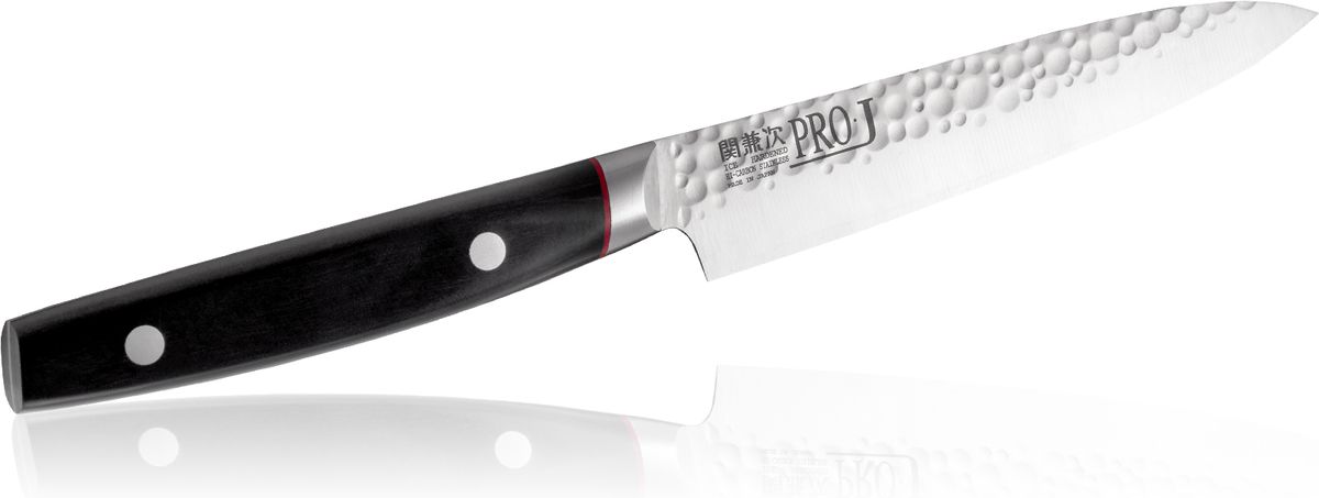 Нож универсальный Kanetsugu Pro-J, 120 мм6001 Нож универсальный Kanetsugu Pro-J, 120 мм6001Нож Kanetsugu Pro-J изготовлен по пакетной технологии. В центре высокоуглеродистая сталь. Заточка линзовидная. Рукоять выполнены из ламинированной древесины.Правила эксплуатации: - Хранить нож следует в сухом месте. - После использования, промойте нож теплой водой и протрите насухо. - Оставление ножа в загрязненном состоянии может привести к образованию коррозии. Запрещается: - Мыть нож в посудомоечной машине. - Хранить ножи в одной емкости со столовыми приборами. - Резать на твердых поверхностях: каменных столешницах, керамических тарелках, акриловых досках. - Запрещается нецелевое использование ножа: вскрывать консервные банки, разрезать кости, скоблить твердые поверхности, резать замороженные продукты. Правка производится легкими движениями на водном камне или мусате. Заточка ножа - сложный технологический процесс, должен производиться профессионалом на специальном оборудовании. Услуга по заточке ножа предоставляется специалистами компании «Тоджиро». Уважаемые клиенты! В случае несоблюдения правил эксплуатации, нож не подлежит гарантийному обслуживанию.