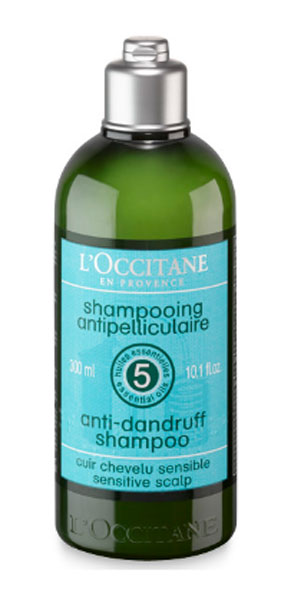 Шампунь LOccitane, против перхоти, 250 мл304365 Шампунь LOccitane, против перхоти, 250 мл304365Смягчающий и балансирующий шампунь Loccitane для чувствительной кожи головы содержитбалансирующий комплекс из пяти эфирных масел (можжевельник, чайное дерево, тимьян, лимон, перец) и высокоэффективные вещества для борьбы с перхотью. Смягчает кожу головы, дарит волосам здоровье и блеск. Натуральная пенная основа, не содержит парабенов, силиконов, синтетических красителей.Характеристики:Объем: 250 мл. Артикул:169704. Производитель: Франция.Loccitane (Л окситан) - натуральная косметика с юга Франции, основатель которой Оливье Боссан. Название Loccitane происходит от названия старинной провинции - Окситании. Это также подчеркивает идею кампании - сочетании традиций и компонентов из Средиземноморья в средствах по уходу за кожей и для дома. LOccitane использует для производства косметических средств натуральные продукты: лаванду, оливки, тростниковый сахар, мед, миндаль, экстракты винограда и белого чая, эфирные масла розы, апельсина, морская соль также идет в дело. Специалисты компании с особой тщательностью отбирают сырье. Учитывается множество факторов, от места и условий выращивания сырья до времени и технологии сборки. Товар сертифицирован.
