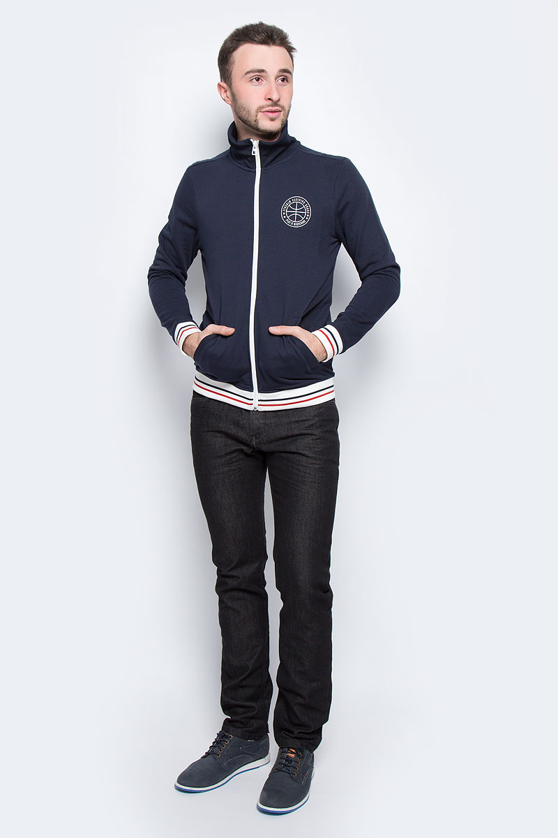 Кофта мужская Tom Tailor Denim, цвет: темно-синий. 2530369.00.12_6576. Размер S (46)2530369.00.12_6576 Кофта мужская Tom Tailor Denim, цвет: темно-синий. 2530369.00.12_6576. Размер S (46)2530369.00.12_6576Мужская кофта Tom Tailor Denim выполнена из хлопка с добавлением полиэстера. Модель с воротником-стойкой и длинными рукавами застегивается на застежку-молнию. Низ рукавов и низ изделия дополнены трикотажными манжетами. Спереди расположено два прорезных кармана. Модель оформлена символикой бренда.