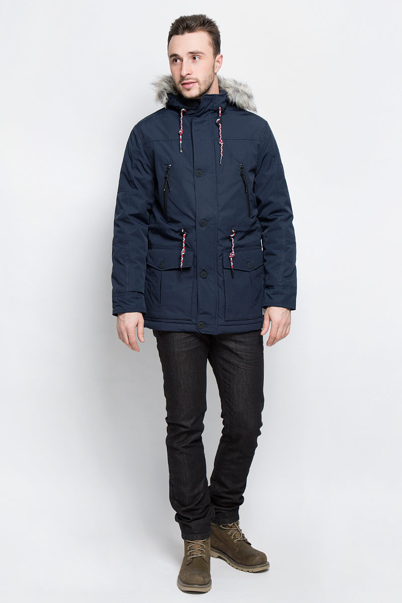 Куртка мужская Tom Tailor Denim, цвет: темно-синий. 3532862.03.12_6576. Размер M (48)3532862.03.12_6576 Куртка мужская Tom Tailor Denim, цвет: темно-синий. 3532862.03.12_6576. Размер M (48)3532862.03.12_6576Мужская куртка Tom Tailor Denim выполнена из полиэстера с добавлением хлопка. В качестве подкладки и утеплителя используется полиэстер. Модель с капюшоном и длинными рукавами застегивается на застежку-молнию и дополнительно имеет ветрозащитную планку на пуговицах. Капюшон дополнен шнурком-кулиской и оформлен искусственным мехом. Низ рукавов дополнен хлястиками на пуговицах. Линия талии дополнена шнурком-кулиской со стоплерами. Спереди расположено два накладных кармана с клапанами на пуговицах, два прорезных кармана на застежках-молниях и два боковых кармана на кнопке, а с внутренней стороны расположен прорезной карман на кнопке. Куртка оформлена фирменной нашивкой на левом рукаве.