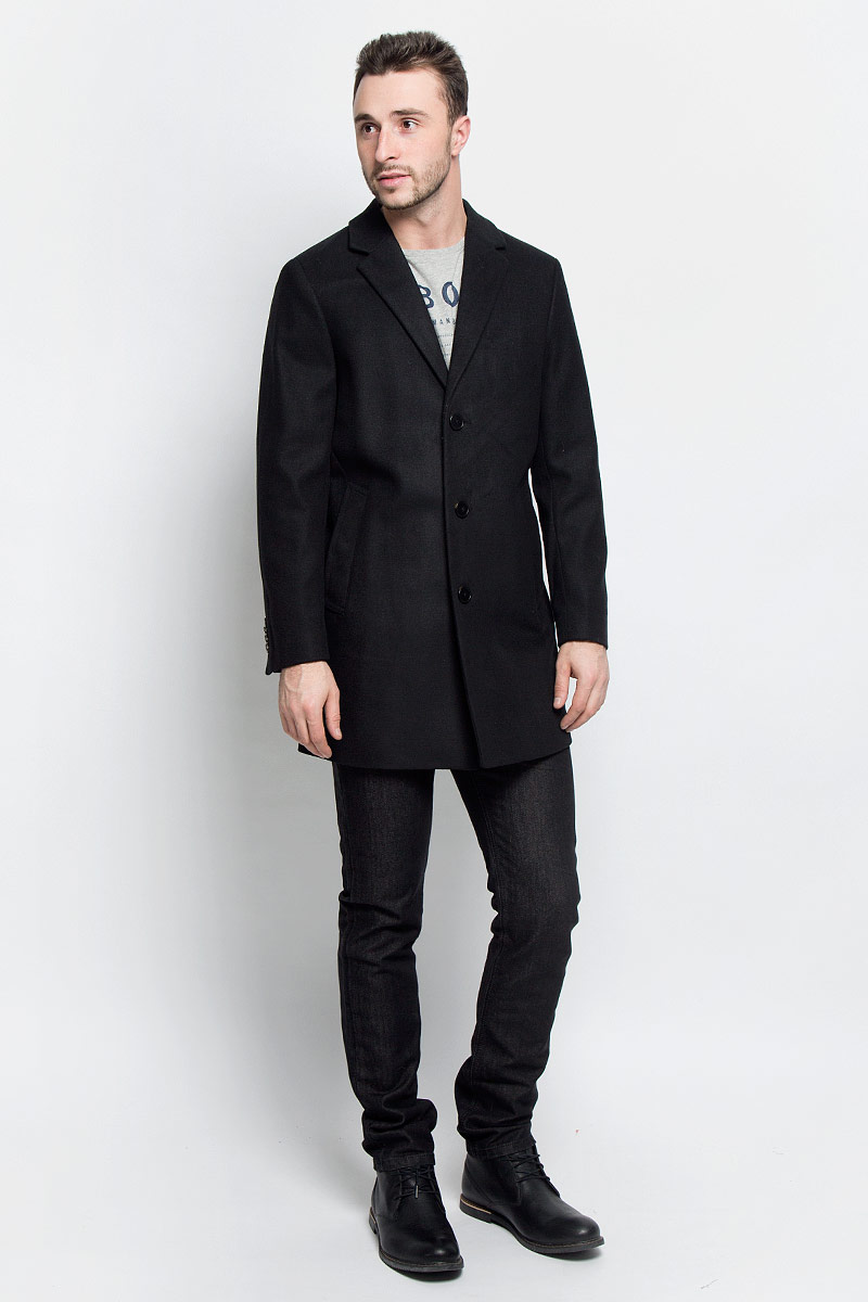Пальто мужское Tom Tailor, цвет: черный. 3820920.00.10_2999. Размер L (50)3820920.00.10_2999 Пальто мужское Tom Tailor, цвет: черный. 3820920.00.10_2999. Размер L (50)3820920.00.10_2999Мужские пальто Tom Tailor выполнено из высококачественного комбинированного материала. Изделие дополнено подкладкой из полиэстера. Модель с воротником с лацканами и длинными рукавами застегивается на три пуговицы. Низ рукавов оформлен декоративными пуговицами. Спереди расположено два прорезных кармана на кнопках, а с внутренней стороны - прорезной карман на пуговице.В среднем шве спинки расположена шлица.