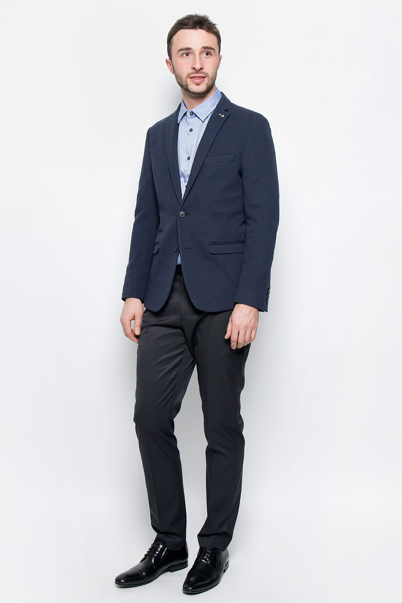 Пиджак мужской Selected Homme, цвет: темно-синий. 16051948. Размер 5616051948_Dark Navy Пиджак мужской Selected Homme, цвет: темно-синий. 16051948. Размер 5616051948_Dark NavyКлассический мужской пиджак Selected Homme изготовлен из хлопка и полиэстера. Подкладка выполнена из полиэстера. Пиджак с воротником с лацканами и длинными рукавами застегивается на две пуговицы. Низ рукавов оформлен декоративными пуговицами. Пиджак имеет два втачных кармана с клапанами, маленький прорезной карман и нагрудный прорезной кармашек, а с внутренней стороны два прорезных кармана один из которых на пуговице. В среднем шве спинки расположена небольшая шлица.