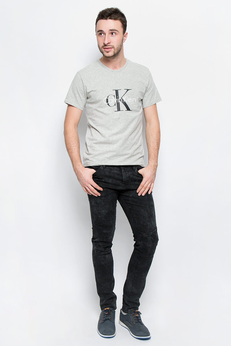Джинсы мужские Calvin Klein Jeans, цвет: черный. J30J300689_9164. Размер 33 (50/52)20141_Давай поиграем Джинсы мужские Calvin Klein Jeans, цвет: черный. J30J300689_9164. Размер 33 (50/52)20141_Давай поиграемМодные мужские джинсы Calvin Klein Jeans выполнены из хлопка с добавлением эластана.Джинсы-слим застегиваются на пуговицу по поясу и имеют ширинку на застежке-молнии, также имеются шлевки для ремня. Спереди модель дополнена четырьмя втачными карманами, а сзади - двумя накладными карманами и прорезным кармашком на застежке-молнии. Изделие оформлено легкими потертостями.