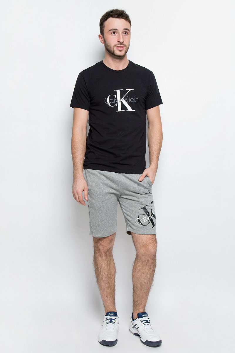 Футболка мужская Calvin Klein Underwear, цвет: черный. NM1328A_001. Размер M (48)NM1328A_001 Футболка мужская Calvin Klein Underwear, цвет: черный. NM1328A_001. Размер M (48)NM1328A_001Мужская футболка Calvin Klein Underwear выполнена из эластичного хлопка. Модель с круглым вырезом горловины и короткими рукавами оформлена брендовым логотипом. Горловина дополнена трикотажной резинкой.