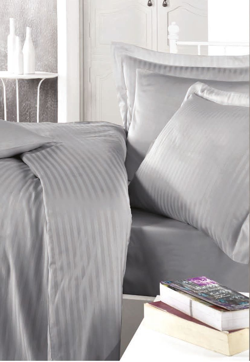 Комплект белья Clasy Stripe Satin, евро, наволочки 50х70, цвет: серый5238 Комплект белья Clasy Stripe Satin, евро, наволочки 50х70, цвет: серый5238Комплект постельного белья Clasy Stripe Satin состоит из пододеяльника, простыни и четырех наволочек. Выбирая постельное белье Clasy вы будете приятно удивлены качественной выделкой ткани, красивыми и модными расцветками, а так же его отличным качеством. Все изделия упакованы в подарочные картонные коробки, к которым прилагается фирменный пакет с логотипом.