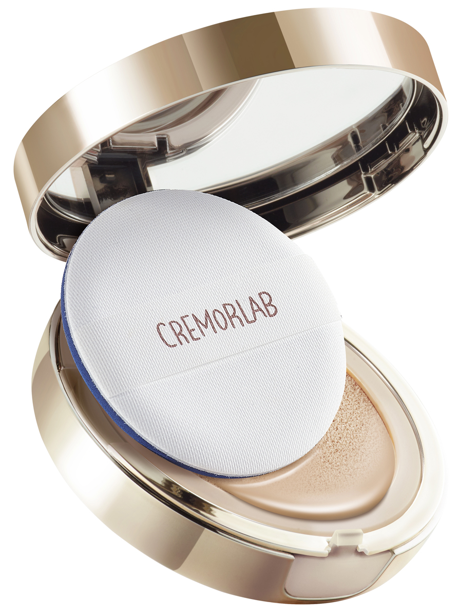 Cremorlab Eau Thermale Serum Cushon 21 / Кушон - Омолаживающий тональный флюид с сывороткой из ягод женьшеня #2161775 Cremorlab Eau Thermale Serum Cushon 21 / Кушон - Омолаживающий тональный флюид с сывороткой из ягод женьшеня #2161775Легкий тональный флюид которым пропитана губка подушечка обеспечивает стойкое невесомое покрытие и обладает уникальными уходовыми и антивозрастными свойствами. Средство выравнивает тон кожи, матирует, сокращает глубину морщин и пор, снимает покраснения, избавляет от тусклого цвета лица, а также защищает кожу от негативного воздействия окружающей среды. Высокая концентрация комплекса из сыворотки из ягод женьшеня, растительных стволовых клеток, пентавитина и уникальной минеральной воды - в составе кушона - улучшает упругость кожи, глубоко и пролонгировано увлажняет, защищает от чрезмерного испарения влаги, нейтрализует действие свободных радикалов. Объёмный 3-х слойный полиуретановый спонж с антибактериальной защитой идеально распределяет средство по текстуре кожи. Защищает от воздействия UV лучей ( SPF 50+).1 упаковка содержит: Основной кушон 15 мл.; рефил 15 мл.(сменный блок)
