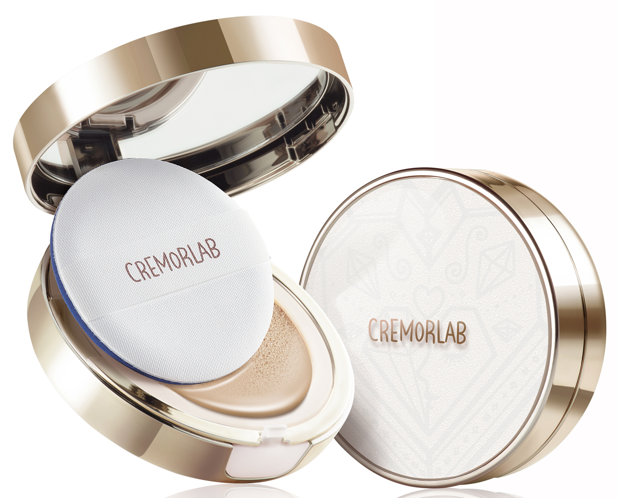 Cremorlab Eau Thermale Serum Cushon Set 23 / Кушон - Омолаживающий тональный флюид с сывороткой из ягод женьшеня #23 (Основной+Сменный блок)61898 Cremorlab Eau Thermale Serum Cushon Set 23 / Кушон - Омолаживающий тональный флюид с сывороткой из ягод женьшеня #23 (Основной+Сменный блок)61898Легкий тональный флюид которым пропитана губка подушечка обеспечивает стойкое невесомое покрытие и обладает уникальными уходовыми и антивозрастными свойствами. Средство выравнивает тон кожи, матирует, сокращает глубину морщин и пор, снимает покраснения, избавляет от тусклого цвета лица, а также защищает кожу от негативного воздействия окружающей среды. Высокая концентрация комплекса из сыворотки из ягод женьшеня, растительных стволовых клеток, пентавитина и уникальной минеральной воды - в составе кушона - улучшает упругость кожи, глубоко и пролонгировано увлажняет, защищает от чрезмерного испарения влаги, нейтрализует действие свободных радикалов. Объёмный 3-х слойный полиуретановый спонж с антибактериальной защитой идеально распределяет средство по текстуре кожи. Защищает от воздействия UV лучей ( SPF 50+).1 упаковка содержит: Основной кушон 15 мл.; рефил 15 мл.(сменный блок)