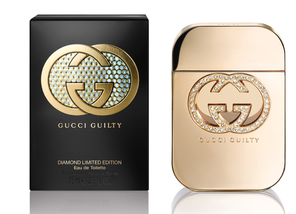 Gucci Guilty Diamond Туалетная вода женская 75 мл0737052884851 Gucci Guilty Diamond Туалетная вода женская 75 мл0737052884851Gucci Guilty Diamond - соблазнительный и чувственный восточно-цветочный женский парфюм, представленный известным итальянским модным Gucci. Ароматическая композиция представляет собой фланкер аромата Gucci Guilty 2010 года с более ярким, праздничным звучанием и выпущена в ограниченном количестве в конце 2014 года в преддверии зимних праздников. Верхний аккорд звучит нежной, игривой пряностью розового перца. Сердце композиции распускается волшебным букетом ароматических нот сирени в обрамлении горьковато–пряных оттенков кардамона. Завершает композицию теплая пряная волна пачули с вплетенными в нее хрустальными нотами амбры. Парфюм выпускается в оригинальном золотистом флаконе, украшенном логотипом бренда с вкраплением в него кристаллов Сваровски, символизирующих бриллианты, гламур и роскошь.