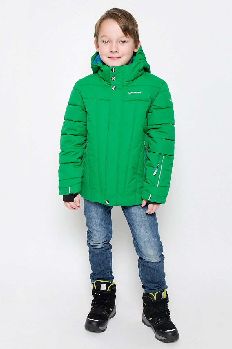 Куртка для мальчика Icepeak Nixon Jr, цвет: зеленый. 650023553IV. Размер 152650023553IV Куртка для мальчика Icepeak Nixon Jr, цвет: зеленый. 650023553IV. Размер 152650023553IVКуртка, изготовленная из водоотталкивающей и ветрозащитной ткани, которая создает оптимальный микроклимат внутри куртки, утеплена синтепоном. В качестве подкладки используется полиэстер. Помимо этого здесь использовался утеплитель Super soft touch, состоящий из множества слоев тончайших волокон, которые обеспечивают отличную термоизоляцию, но не утяжеляют изделие. Куртка с воротником-стойкой и капюшоном застегивается на молнию с ветрозащитным клапаном на кнопках и липучках. Капюшон пристегивается при помощи кнопок. Рукава дополнены внутренними эластичными манжетами с прорезью для большого пальца. Также манжеты дополнены хлястиками на липучках. С внутренней стороны у модели предусмотрена снегозащитная юбка. Куртка дополнена двумя врезными карманами на застежках-молниях и потайными карманами на молнии и для шапки. На левом рукаве предусмотрен карман для ski pass. Низ куртки дополнен кулиской со стопперами. Изделие дополнено светоотражающим элементом для безопасности ребенка в темное время суток.