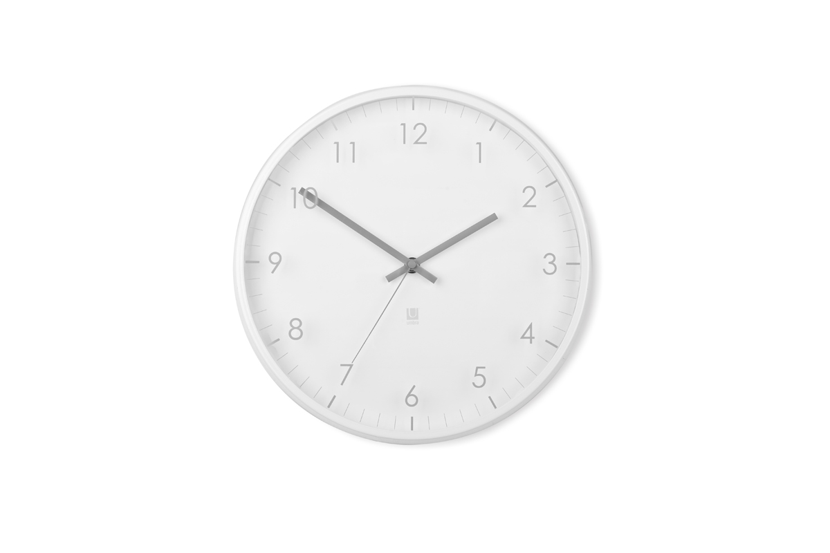 Часы настенные Umbra Pace, цвет: белый118423-660 Часы настенные Umbra Pace, цвет: белый118423-660Часы настенные Umbra Pace выполнены из металла. Часы имеют незаметную на первый взгляд, но весьма оригинальную деталь: цифры и деления нарисованы не на циферблате, а на наружнем стекле. Работают от одной стандартной батарейки АА (в комплект не входит). Размеры: 31,8 см х 3,8 см